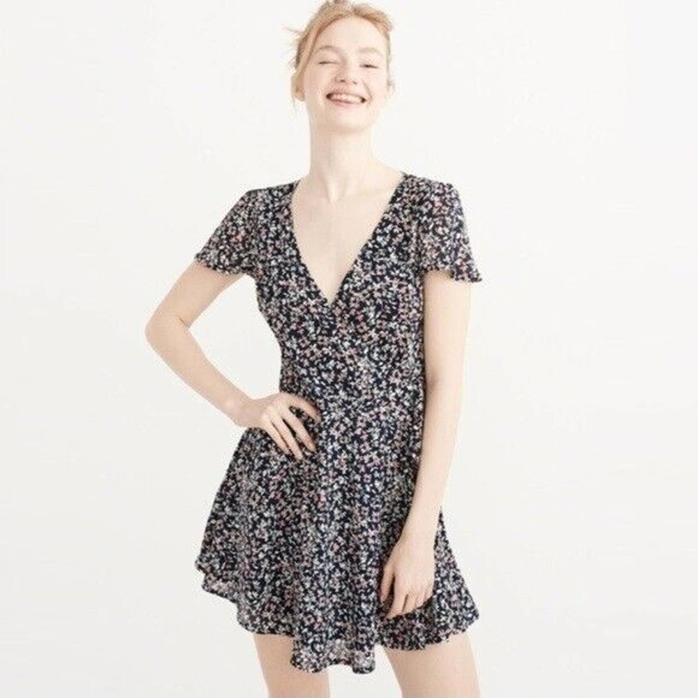 Abercrombie & Fitch Floral Faux Wrap Mini Dress XS Flutter Sleeve V-Neck Lined‎